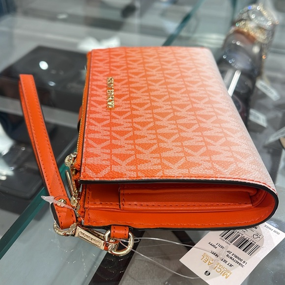 MICHAEL KORS
Jet Set Large Ombré Logo Double-Zip Wristlet-Wallet-Phone Case - Picture 6 of 16